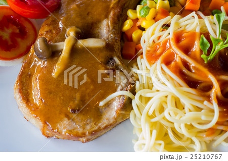 closeup spaghetti spicy sauce and t-bone steak 25210767