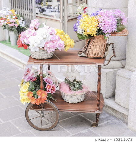 A nice way to sell flowers 25211072