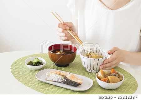 栗ご飯を食べる女性 栗ご飯を食べる女性 25212337