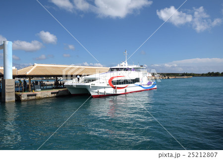 港に停泊する観光船(遠め) 港に停泊する観光船(遠め) 25212807