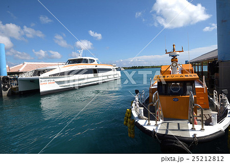 港に停泊する離島観光船２隻 25212812