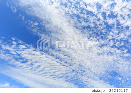 うろこ雲 秋の空の写真素材