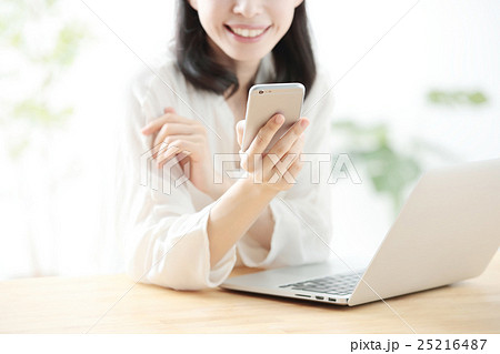 スマートフォン・若い女性 25216487
