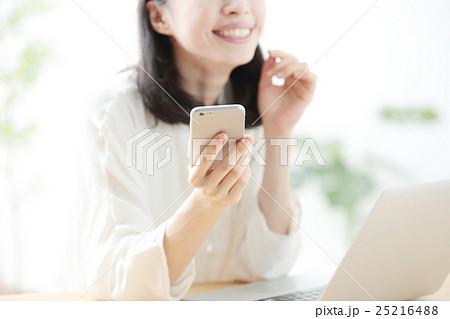 スマートフォン・若い女性 スマートフォン・若い女性 25216488