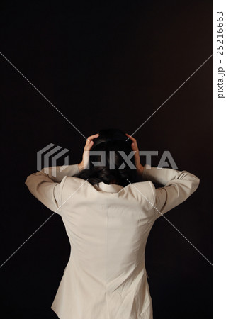 頭を抱える女性 頭を抱える女性 25216663