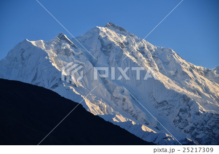 パキスタン　夕暮れのフンザ　カリマバードから見た山と村　美しいラカポシピーク 25217309