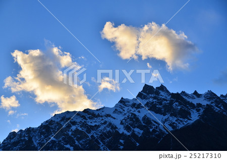 パキスタンのフンザ　カリマバードから見た美しい山と村 25217310