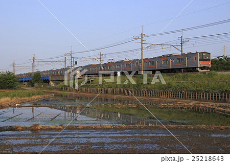 見沼田んぼを行く武蔵野線205系 見沼田んぼを行く武蔵野線205系 25218643