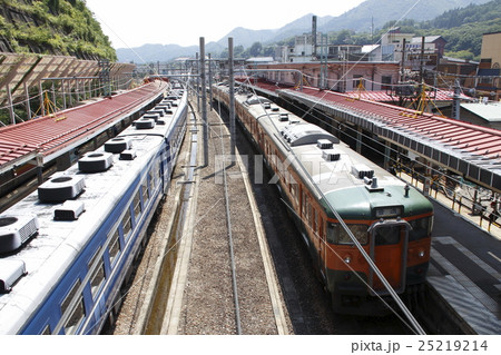 水上駅にて停車中の上越線115系とSL用12系客車 25219214