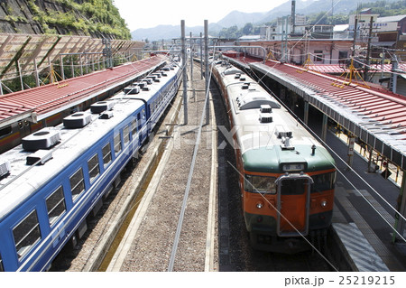 水上駅にて停車中の上越線115系とSL用12系客車 水上駅にて停車中の上越線115系とSL用12系客車 25219215