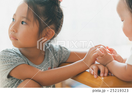11 months old　&　6 years old 25219323