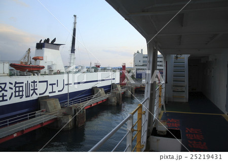 青森港から出港する青函フェリー 25219431