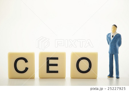 男性とCEOの文字 25227925