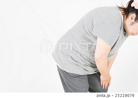 膝が痛む太った女性 25228076