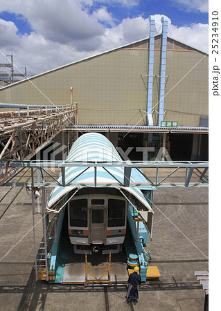 大宮総合車両センターにて検査を受ける211系電車 25234910