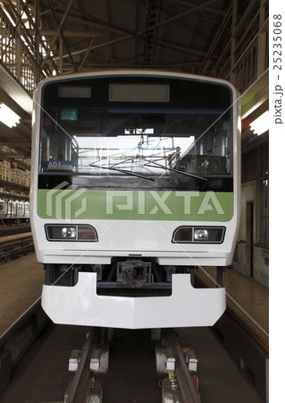 東京総合車両センターにて検査を受けるE231系電車 東京総合車両センターにて検査を受けるE231系電車 25235068