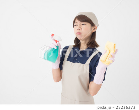 ゴム手袋をして洗剤と雑巾を持つ若い女性 ゴム手袋をして洗剤と雑巾を持つ若い女性 25236273