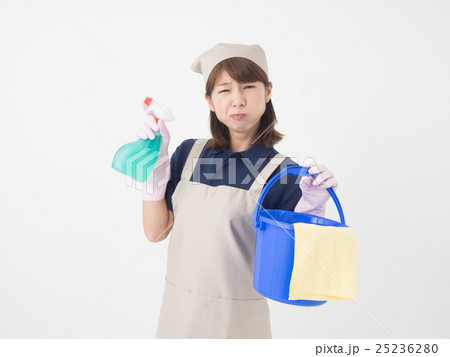 ゴム手袋をして洗剤と雑巾を持つ若い女性 ゴム手袋をして洗剤と雑巾を持つ若い女性 25236280