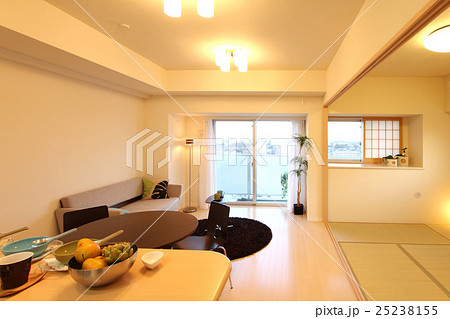 住宅 マンション Ldkと和室 家具インテリアあり 照明 タングステン光 施工例の写真素材