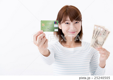 若い女性、カード払い 若い女性、カード払い 25240505