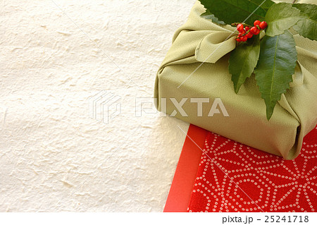 風呂敷包と千両の実 紅白背景 風呂敷包と千両の実 紅白背景 25241718