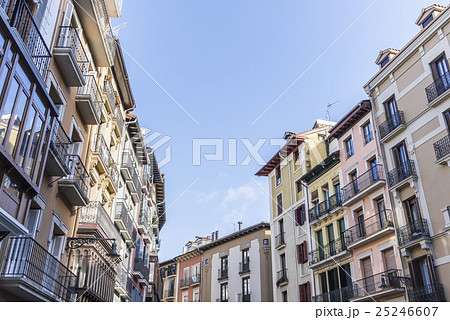 町並み越しに青空を見る 25246607