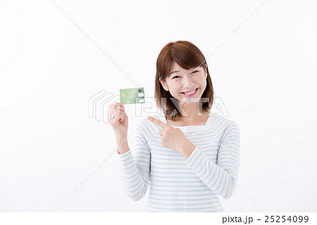 若い女性 クレジットカードの写真素材
