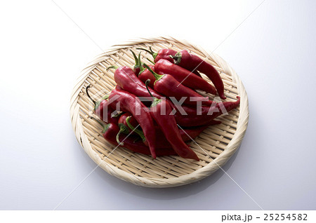 赤い万願寺唐辛子と笊 赤い万願寺唐辛子と笊 25254582
