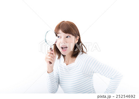 若い女性、虫眼鏡 25254692