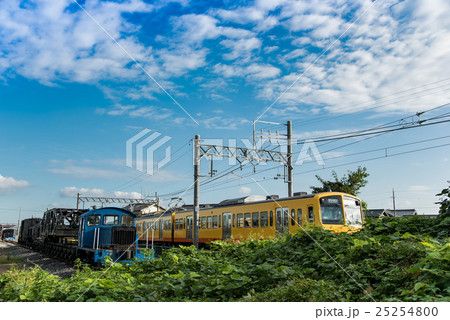 彼岸花　レトロな貨物鉄道　黄色い電車 25254800