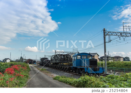 彼岸花 レトロな貨物鉄道 田舎の道 彼岸花 レトロな貨物鉄道 田舎の道 25254804