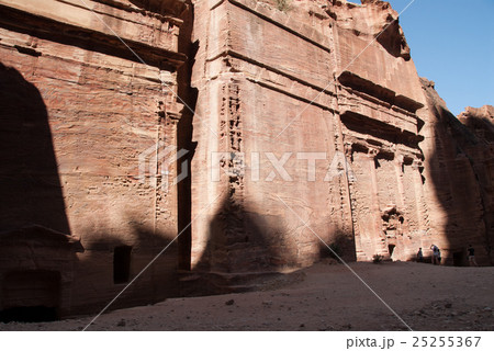 ぺトラ遺跡　ファザード通り　岩窟墓 25255367