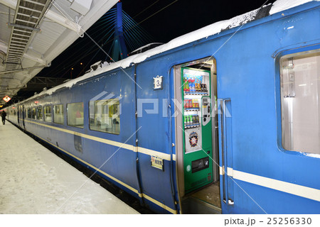 ホームに止まる雪の寝台列車はまなす号客車 ホームに止まる雪の寝台列車はまなす号客車 25256330
