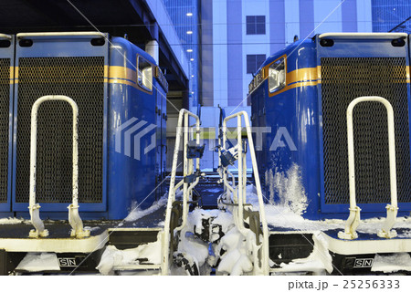 重連寝台列車はまなす号の連結部 25256333