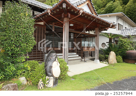 お寺 日本家屋 日本建築 玄関 入り口 歴史の写真素材