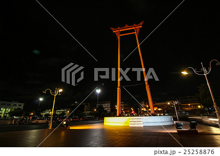 Sao Ching Cha(Giant swing) in Bangkok at night 25258876