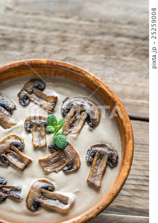 Bowl of creamy mushroom soup Bowl of creamy mushroom soup 25259008