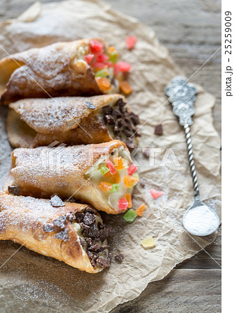 Cannoli stuffed with cream cheese Cannoli stuffed with cream cheese 25259009