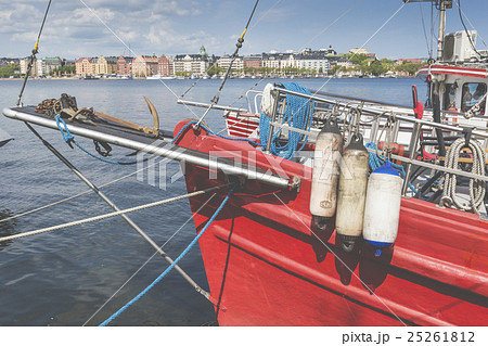 Old city buildings and old boats in Stockholm Old city buildings and old boats in Stockholm 25261812