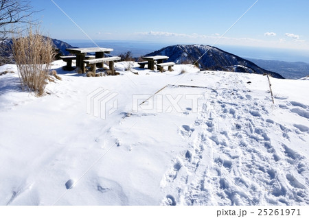 雪化粧した丹沢の表尾根 25261971