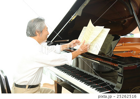 ピアノを弾くシニア男性 25262516