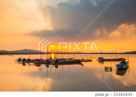 freshwater fishing boat 25262642
