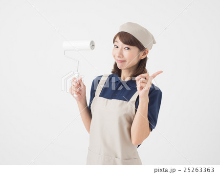 カーペットクリーナーを持つ女性 カーペットクリーナーを持つ女性 25263363