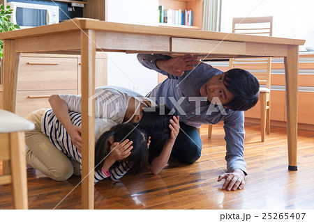 テーブルの下に避難する家族 テーブルの下に避難する家族 25265407