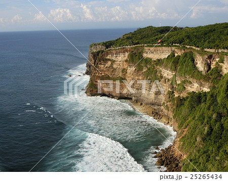 バリ島 ウルワツ寺院敷地内から 崖下に見るインド洋の写真素材