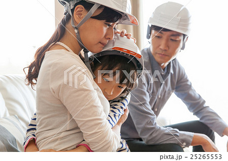 災害に怯える家族 25265553