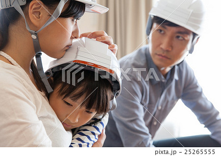 災害に怯える家族 災害に怯える家族 25265555