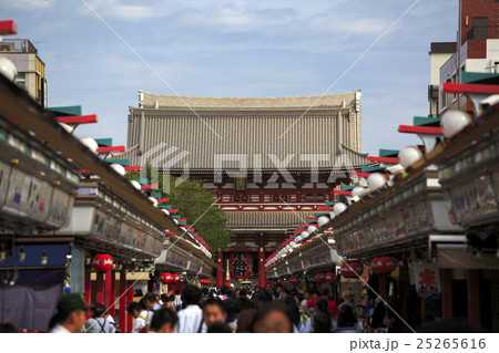 東京浅草の仲見世通りと浅草寺 東京浅草の仲見世通りと浅草寺 25265616