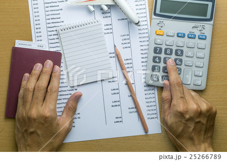 Man planning monthly budget 25266789