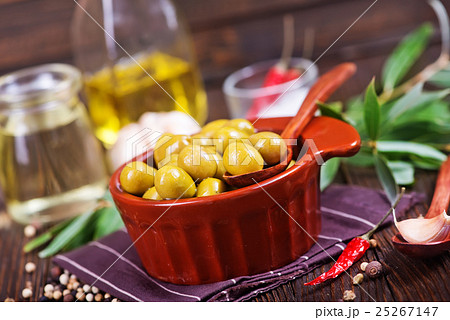 green olives 25267147